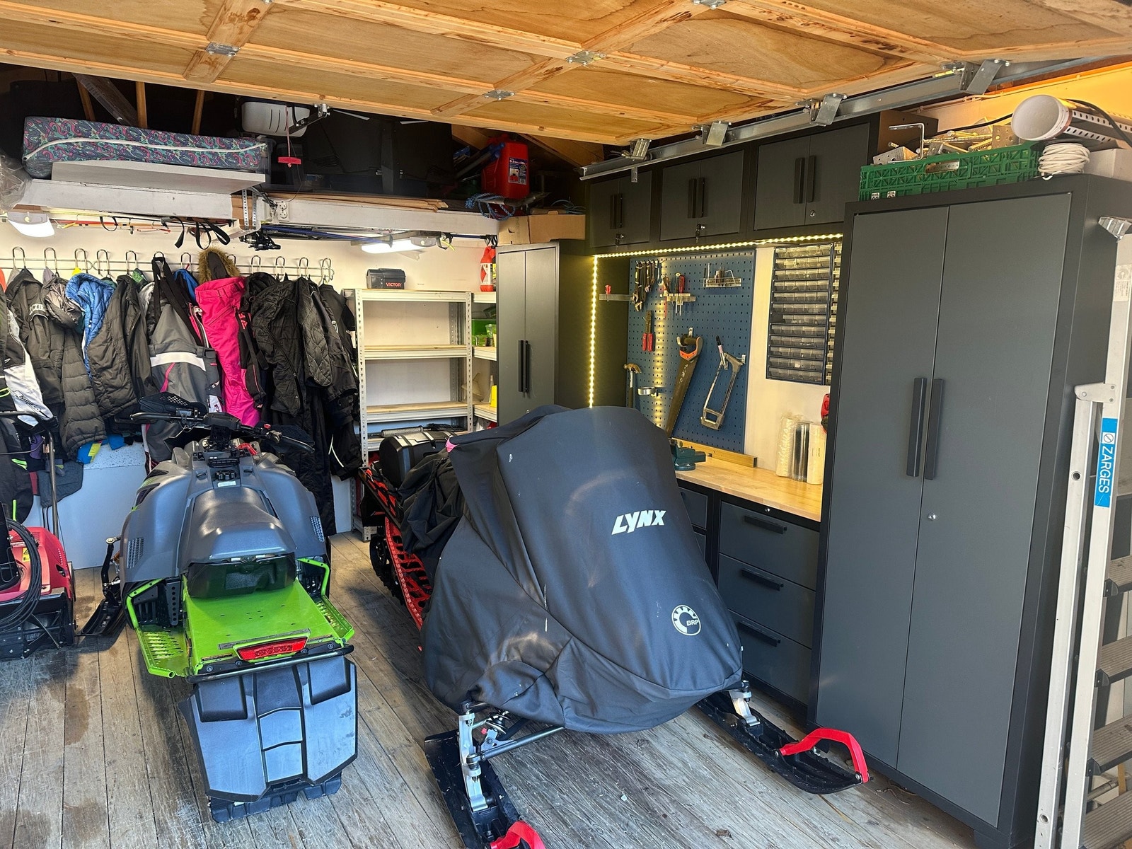 Garasje med verktøybenk og skap for oppbevaring av verktøy ol. Galleribilde