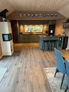 Kjøkken og vedovn. Galleribilde