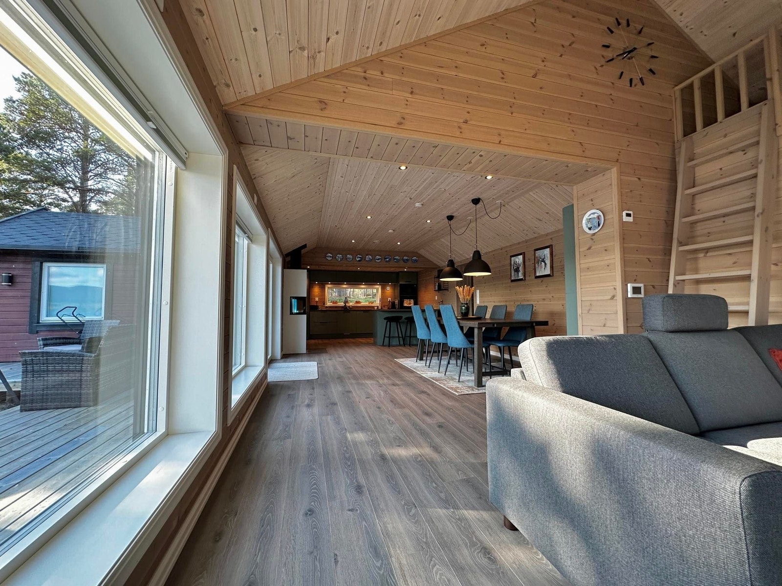 Spisestue og kjøkken. Galleribilde