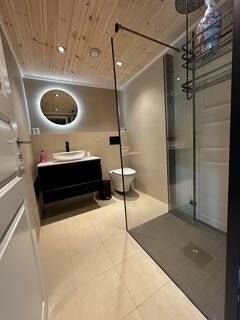 Flislagt bad med vegghengt toalett. Galleribilde