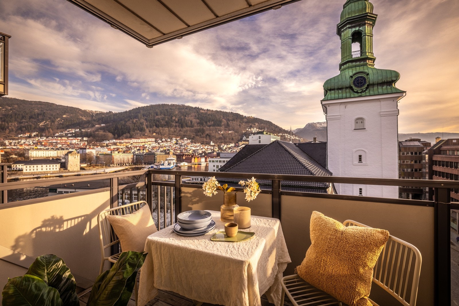 - Leiligheten ligger i 7.etasje med fantastisk utsikt over vågen og opp mot Ulriken - Galleribilde