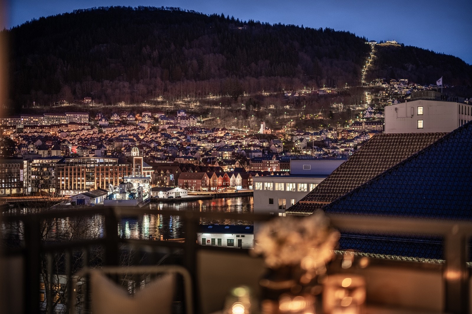 - Kveldstid får man en fantastisk atmosfære, og man kan se lys fra nærområdet - Galleribilde