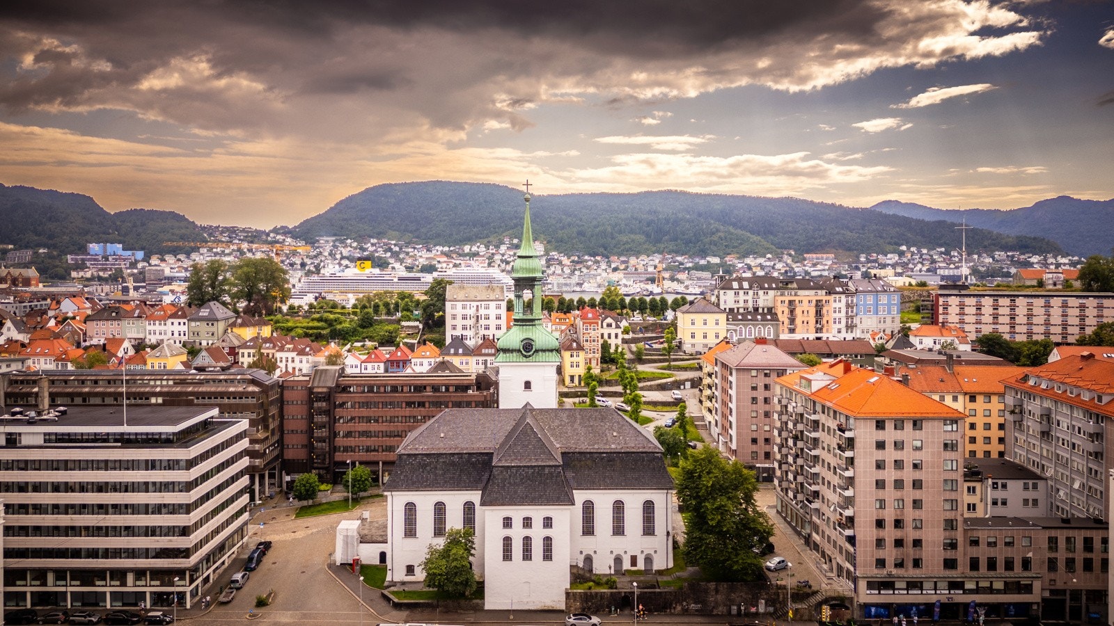 - Her bor man sentralt med gangavstand til alt man trenger i hverdagen - Galleribilde