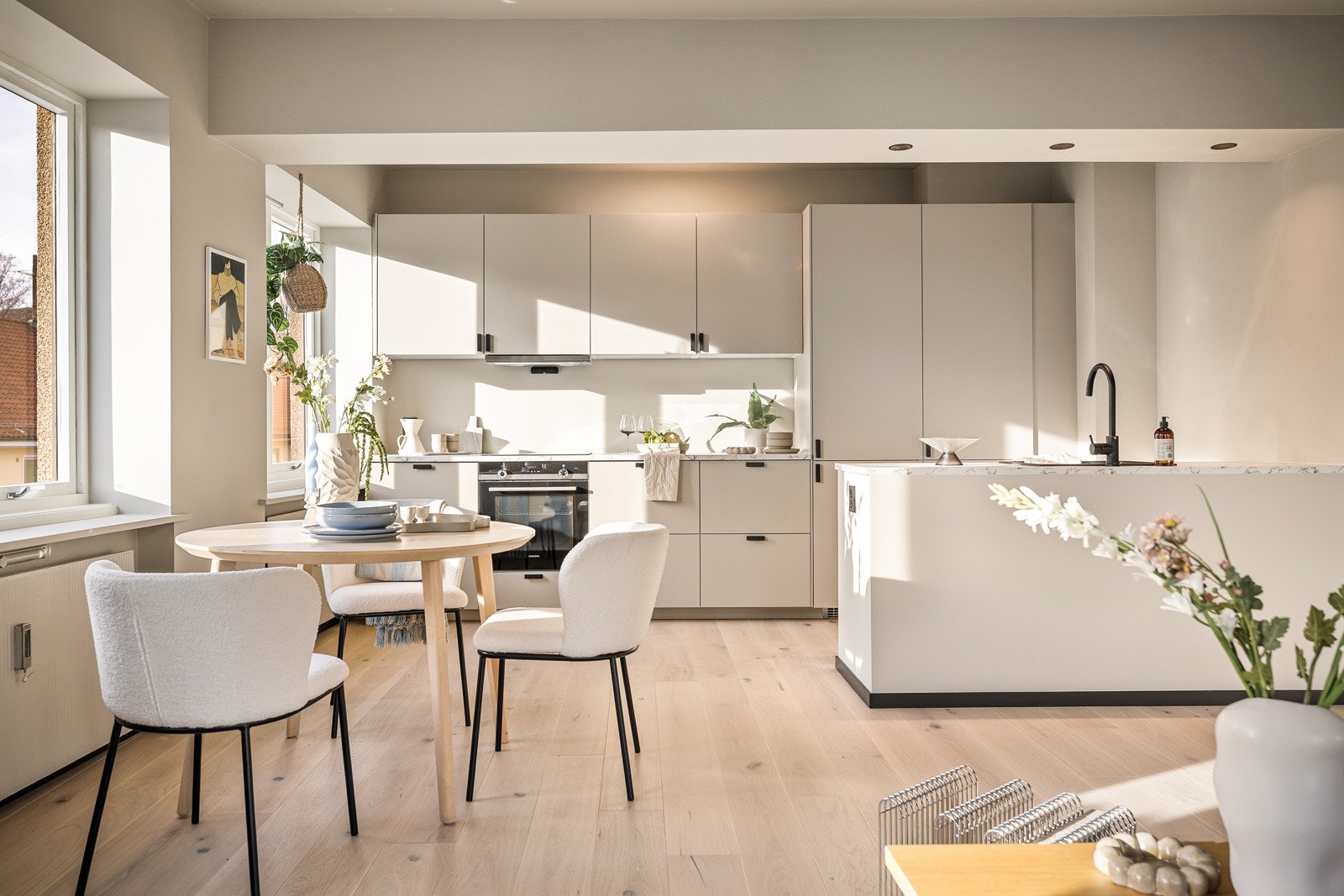 - Overflatene holder gjennomgående høy standard med 1-stavs eikeparkett på gulv, malte flater i moderne og tidsriktige fargevalg - Galleribilde