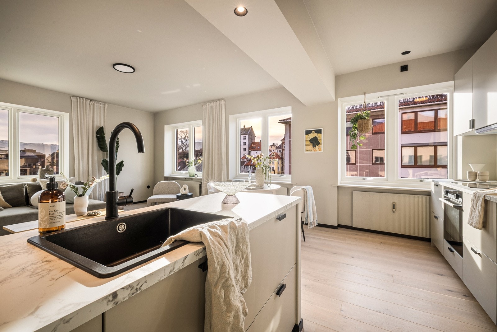 - Det er rikelig med skap- og arbeidsplass - Galleribilde