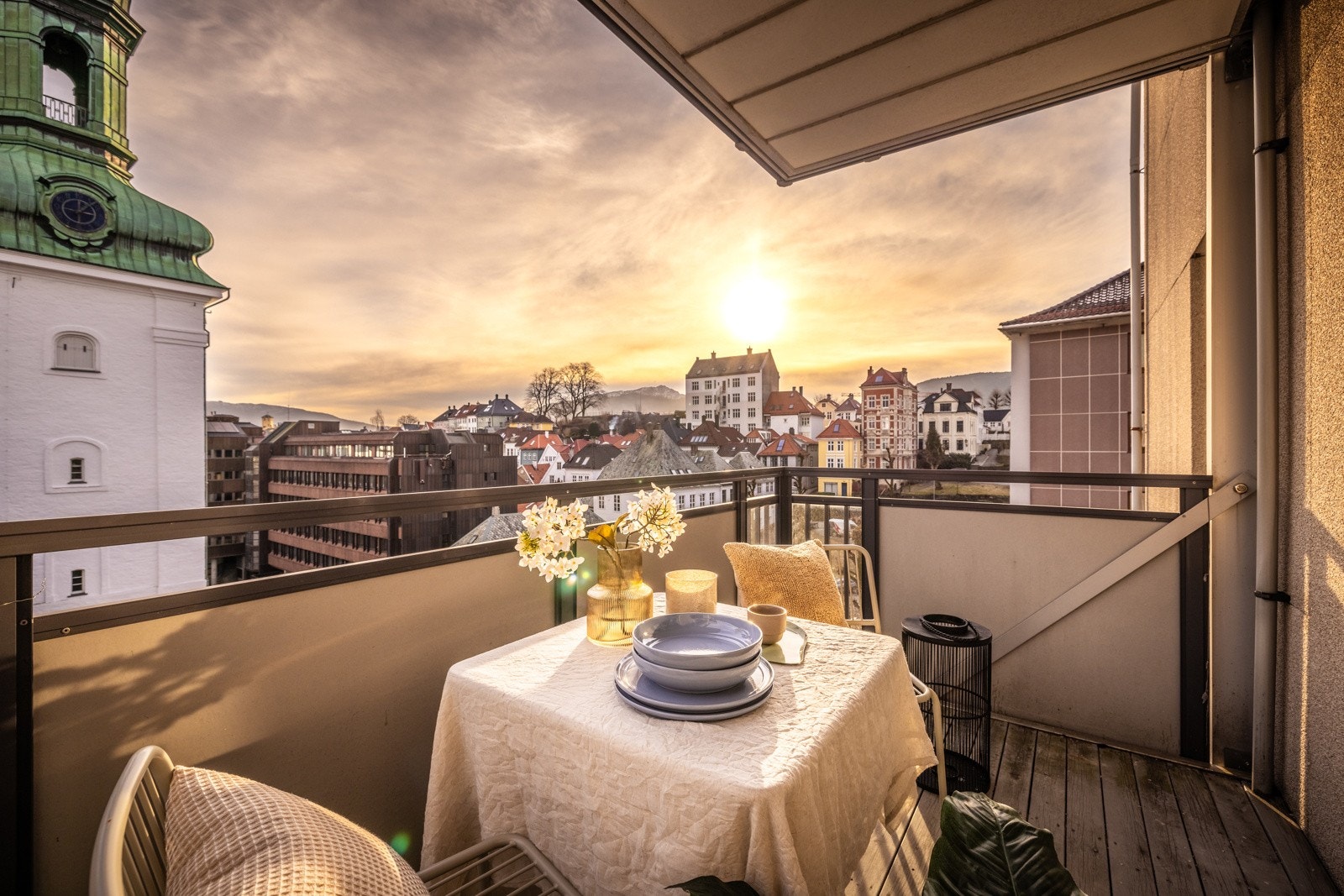 - Nyt en deilig kopp kaffe mens man ser ut over nærområdet - Galleribilde