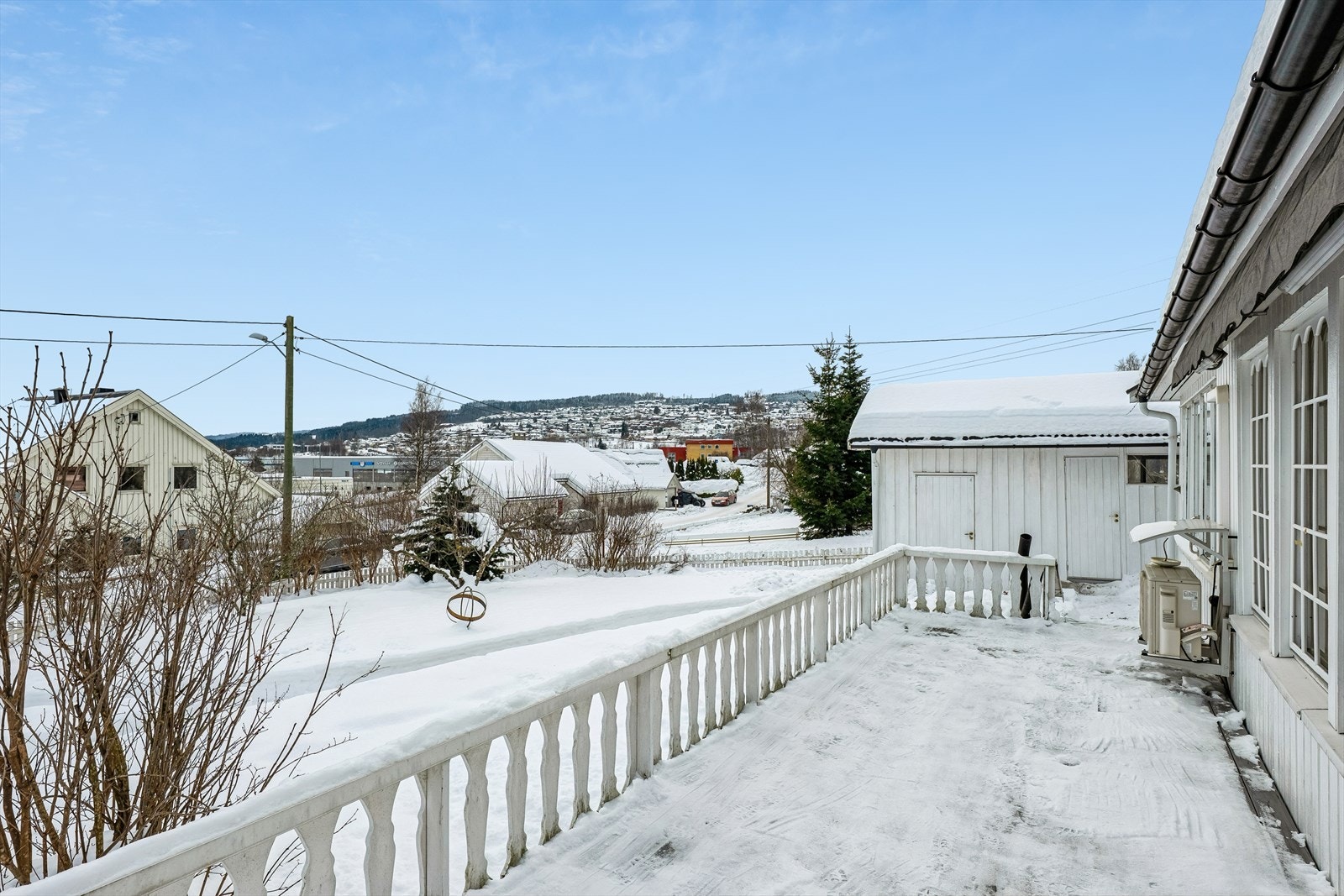 Terrassen mot øst har rekkverk og konstruksjoner i treverk. Galleribilde