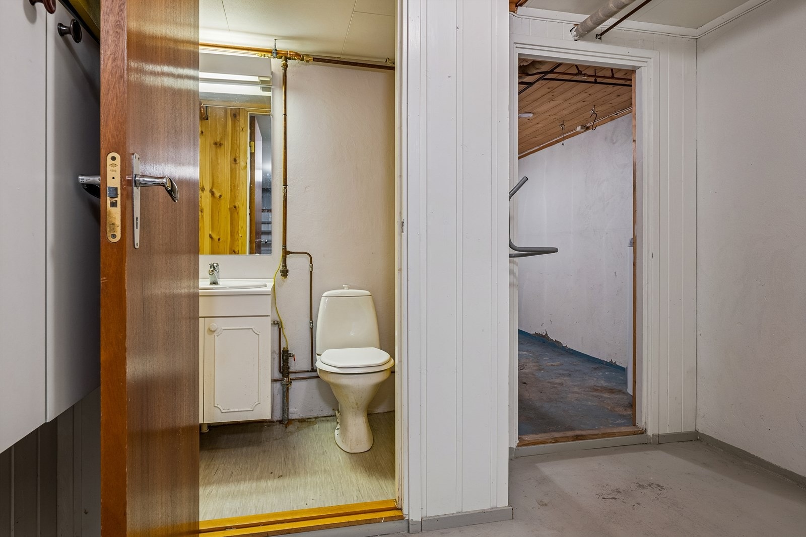 Kjelleren har et separat toalettrom med gulvmontert toalett og servant. Galleribilde