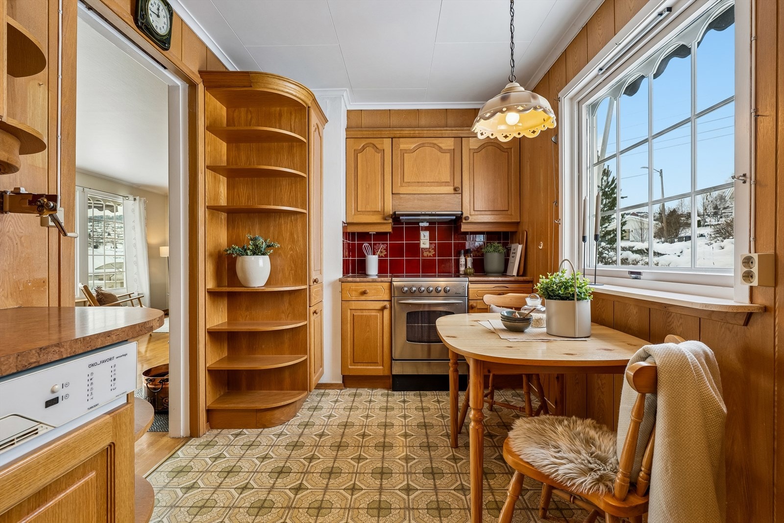 Kjøkkenet har en praktisk planløsning med god benkeplass og åpne hyller. Galleribilde