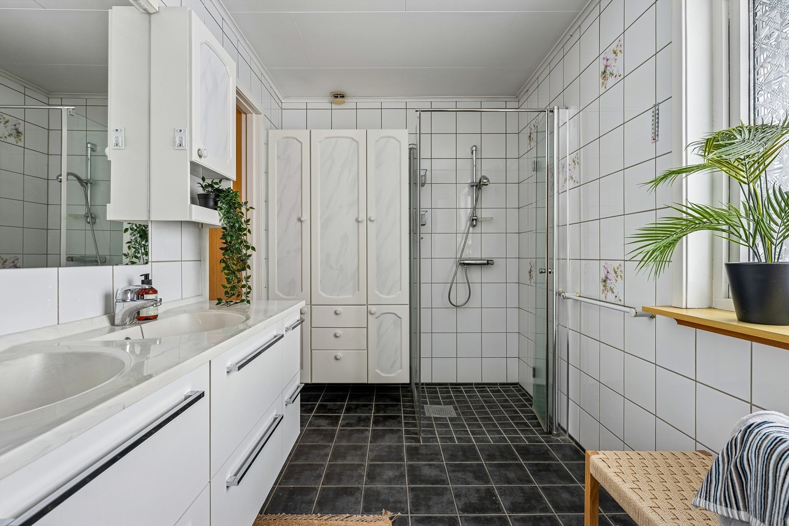 Hovedbadet har flislagt gulv med gulvvarme og en dusjnisje med glassvegger. Galleribilde