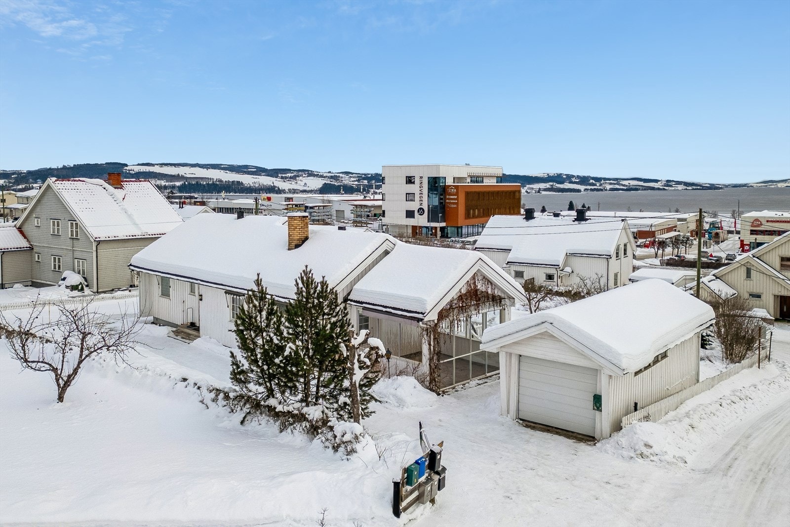 Enebolig beliggende på en opparbeidet, skrånende tomt på 978,3 m². Galleribilde