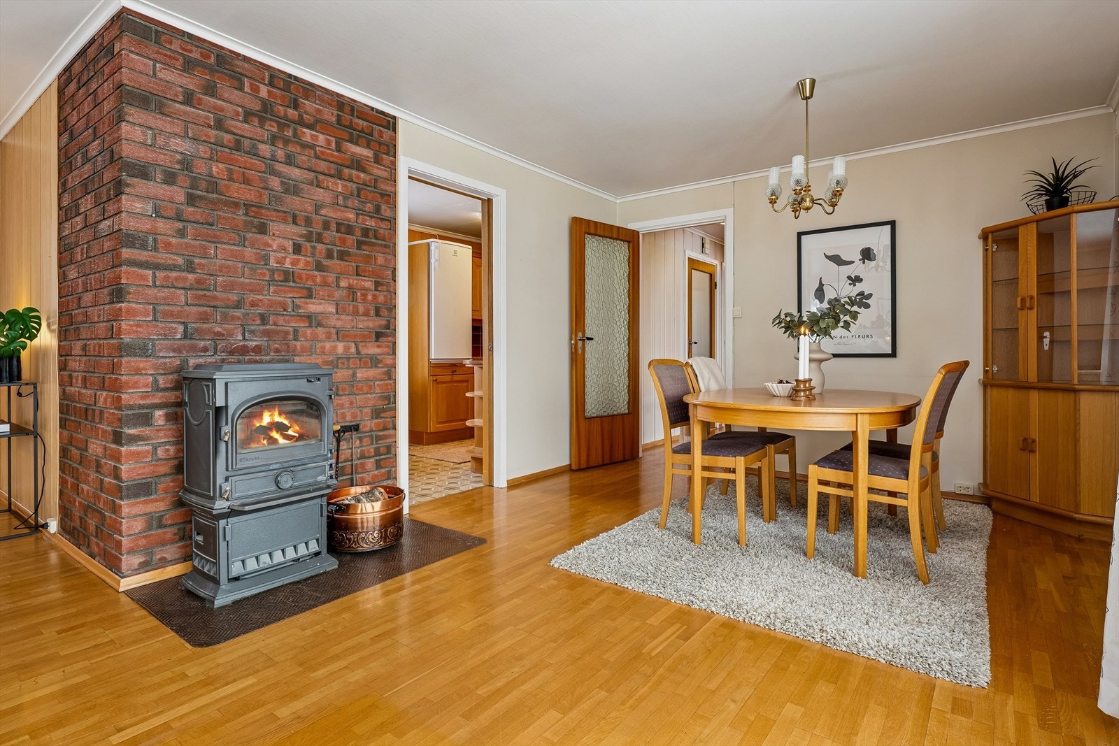 Spisestuen har en kombiovn mot en teglsteinspipe som gir en effektiv varmekilde. Galleribilde