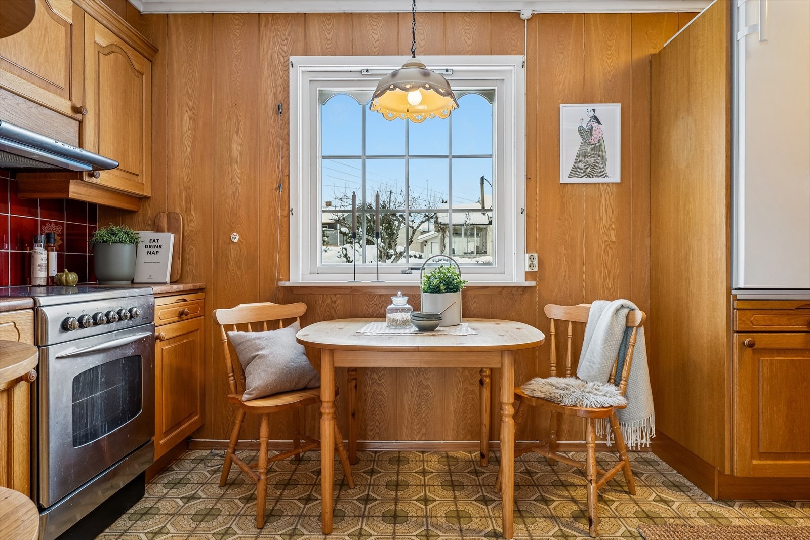 Det er plass til en hyggelig spiseplass ved vinduet på kjøkkenet. Galleribilde