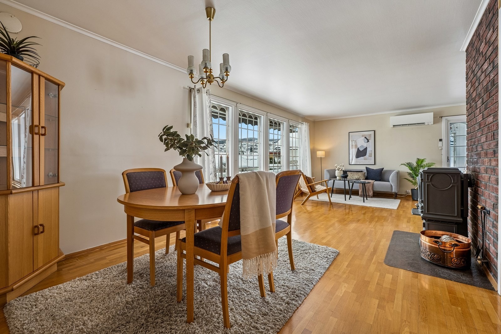 Stuen har en naturlig inndeling med plass til både sofagruppe og spisebord. Galleribilde