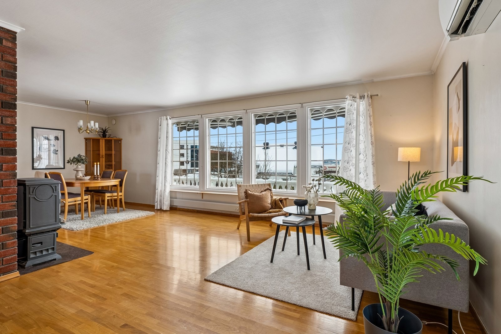 Stuen har parkett på gulvet og store vindusflater som gir godt med lys. Galleribilde