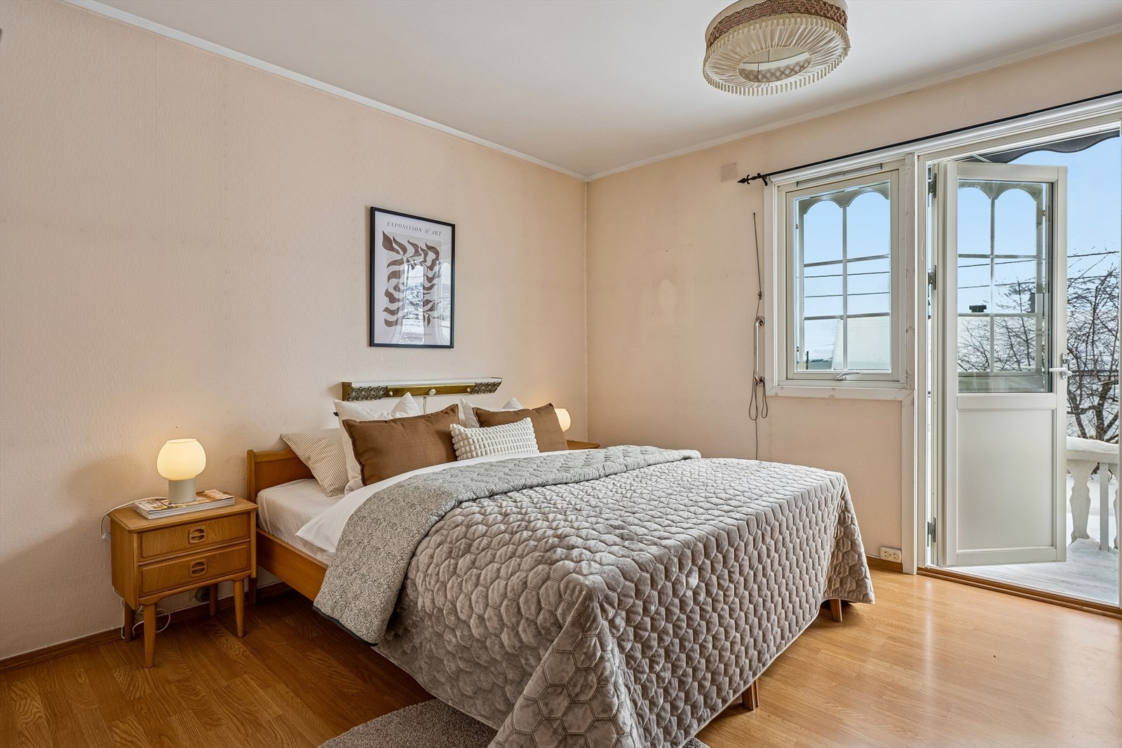 Soverommet i første etasje har utgang til en østvendt terrasse. Galleribilde