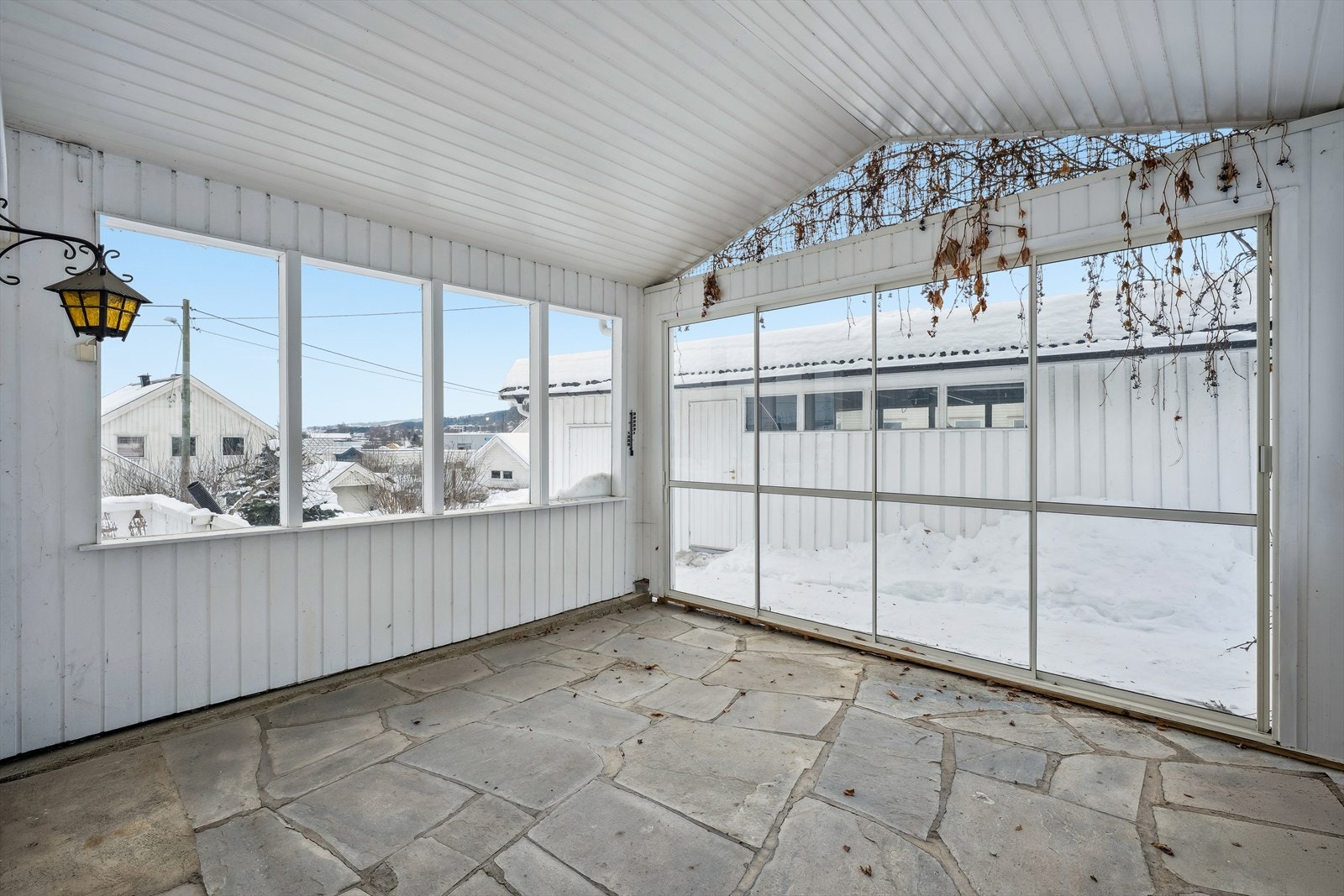 Den innglassede uteplassen har et solid gulv av heller og forskyvbare glassfelt. Galleribilde