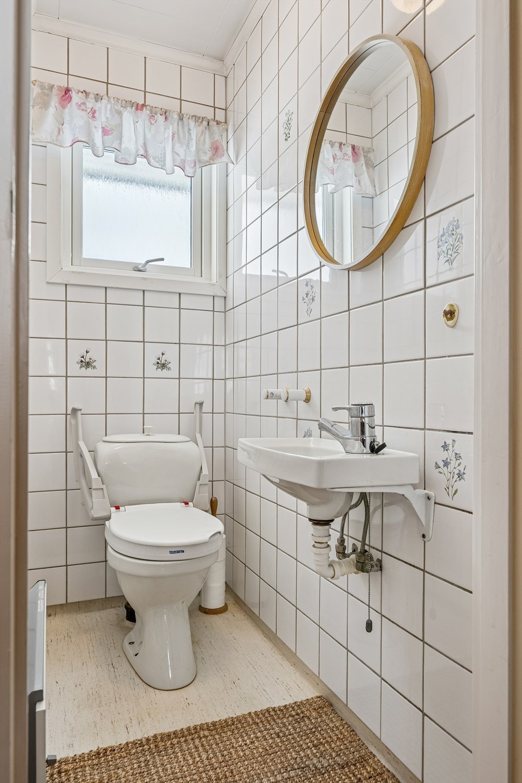 Separat toalettrom i første etasje med fliser på veggene og panelovn. Galleribilde