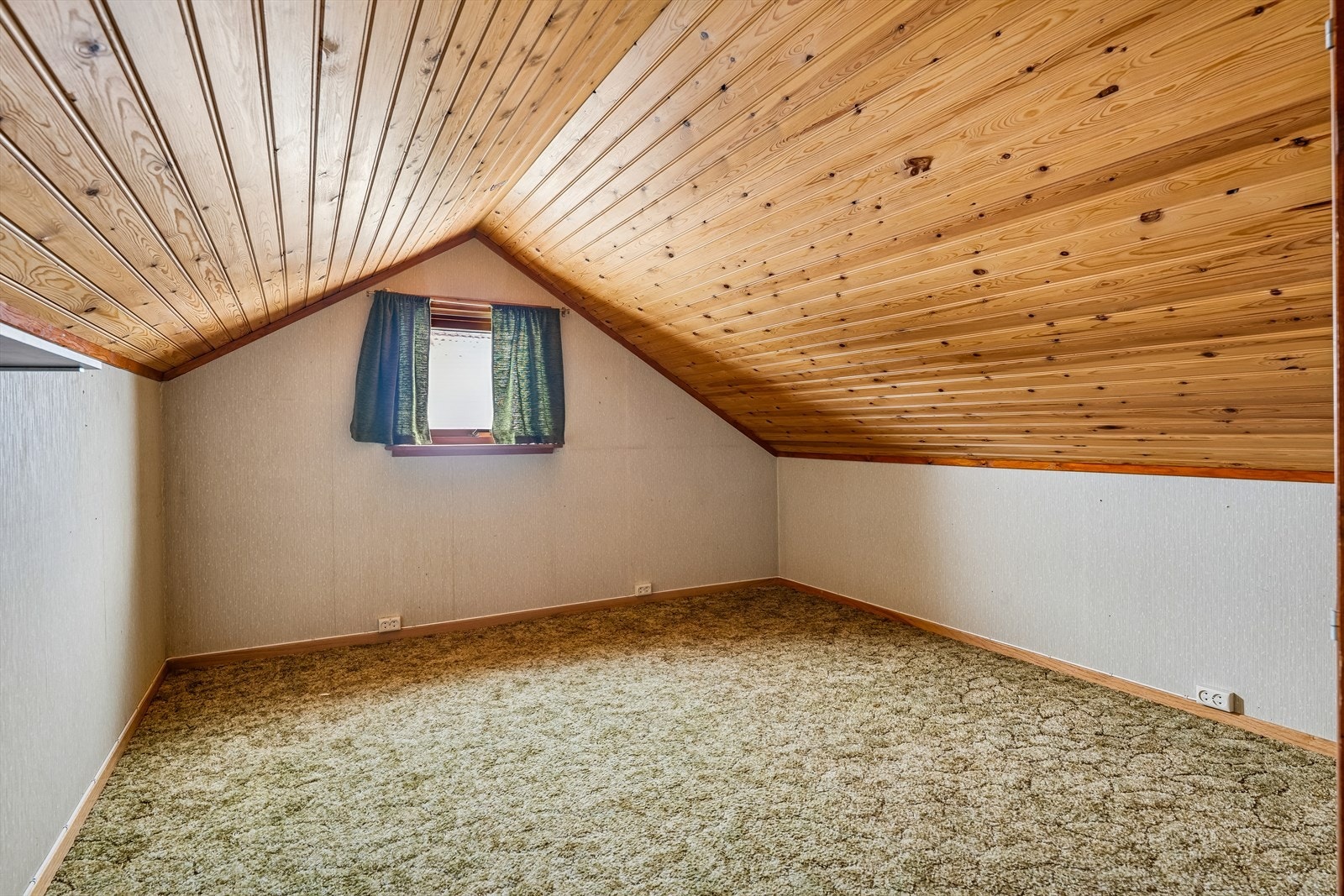 Loftet har et gulvareal på 22 m² med lav takhøyde, perfekt for lagring. Galleribilde