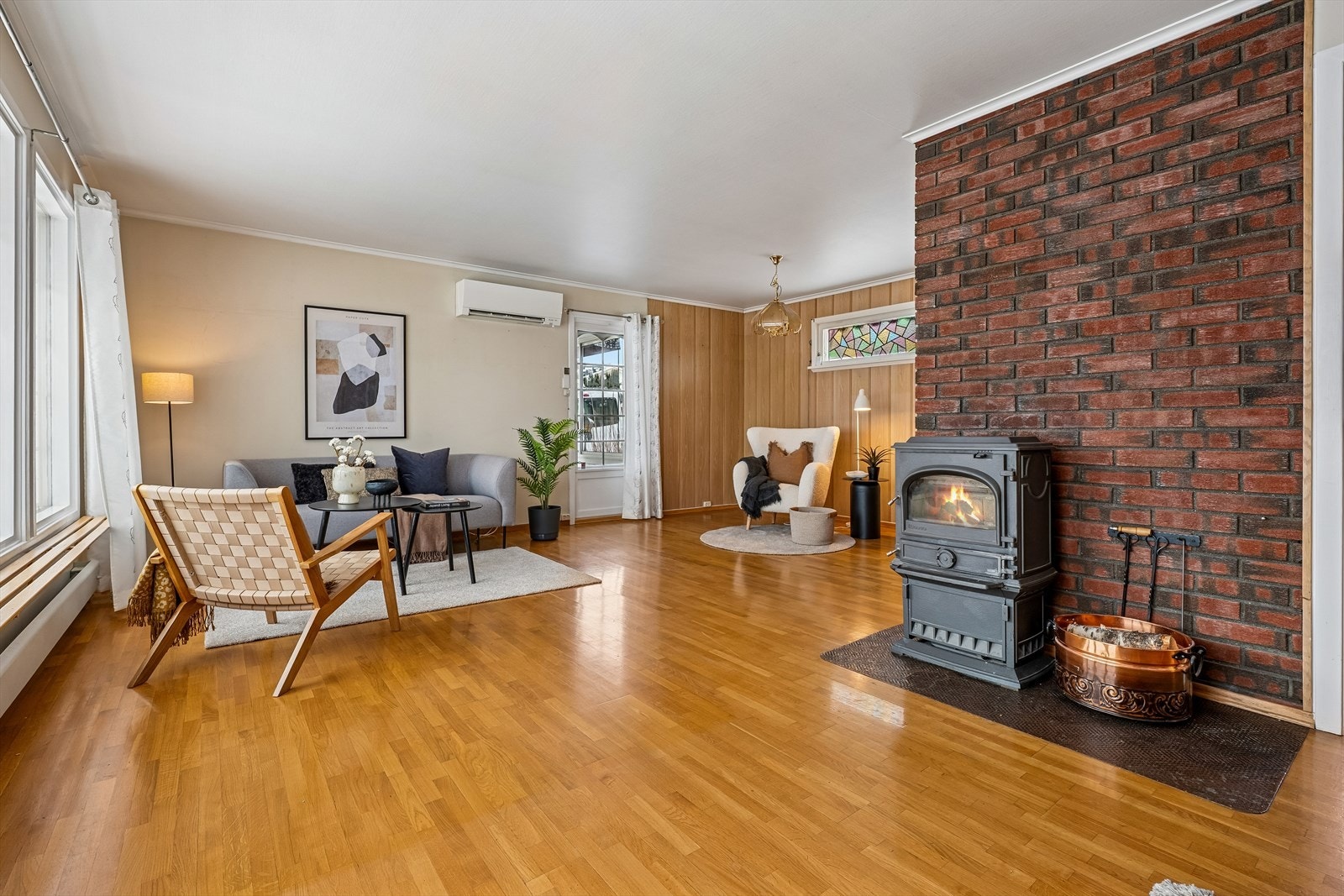 En luft-til-luft varmepumpe fra 2017 er installert i stuen for energieffektiv oppvarming. Galleribilde