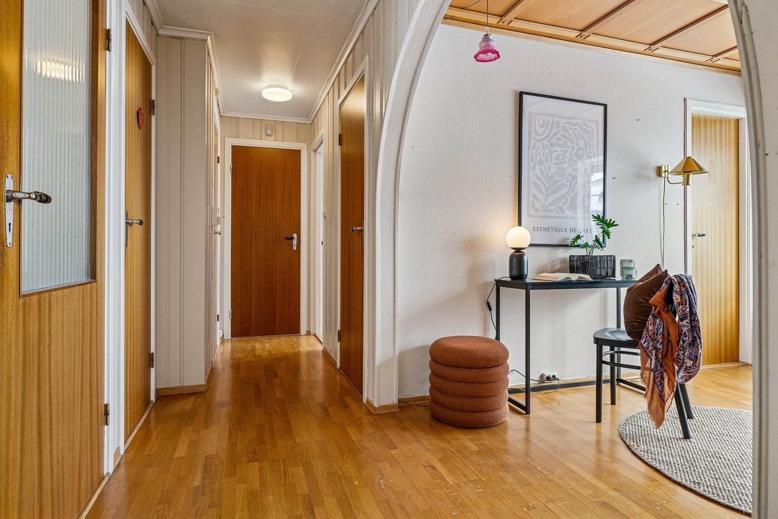 Gangen i første etasje fungerer som et bindeledd mellom boligens rom. Galleribilde