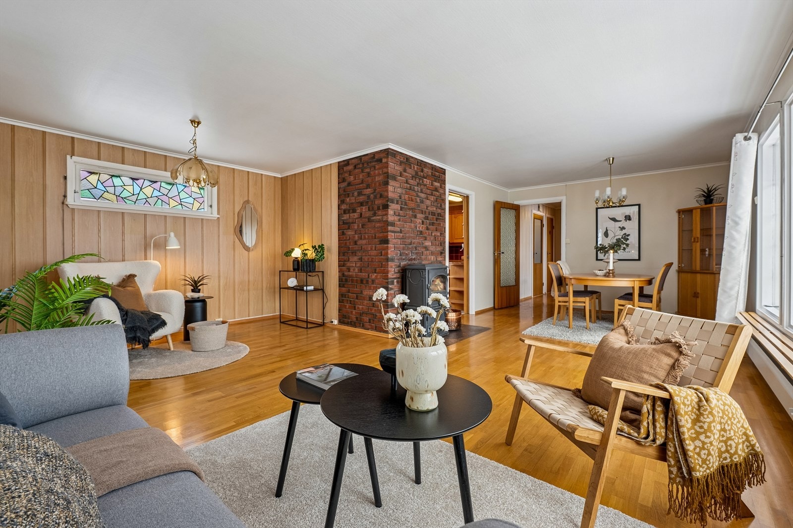 Den romslige stuen gir god plass til flere møbleringssoner. Galleribilde