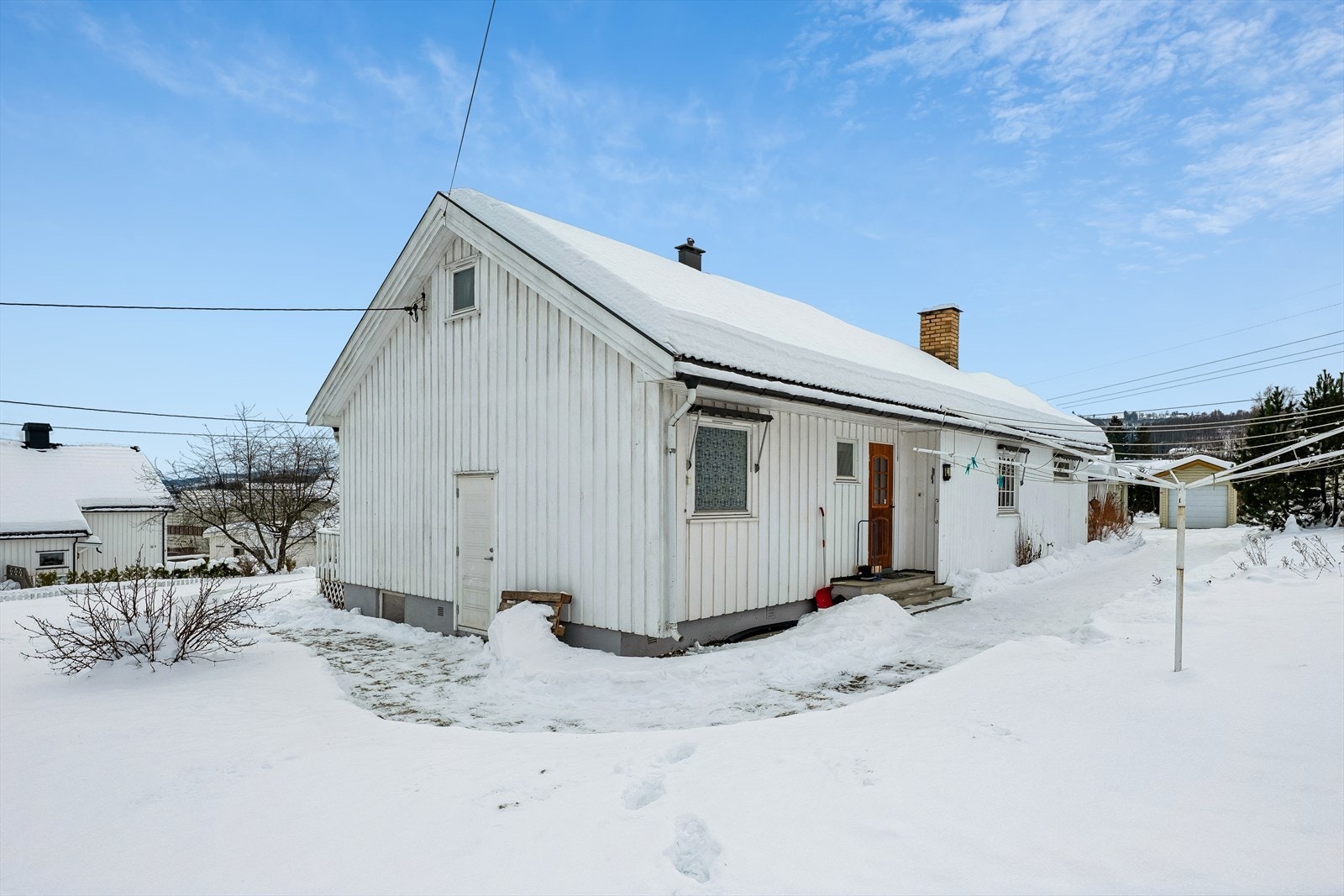 Boligen har en praktisk, separat kjellerinngang på baksiden av huset. Galleribilde