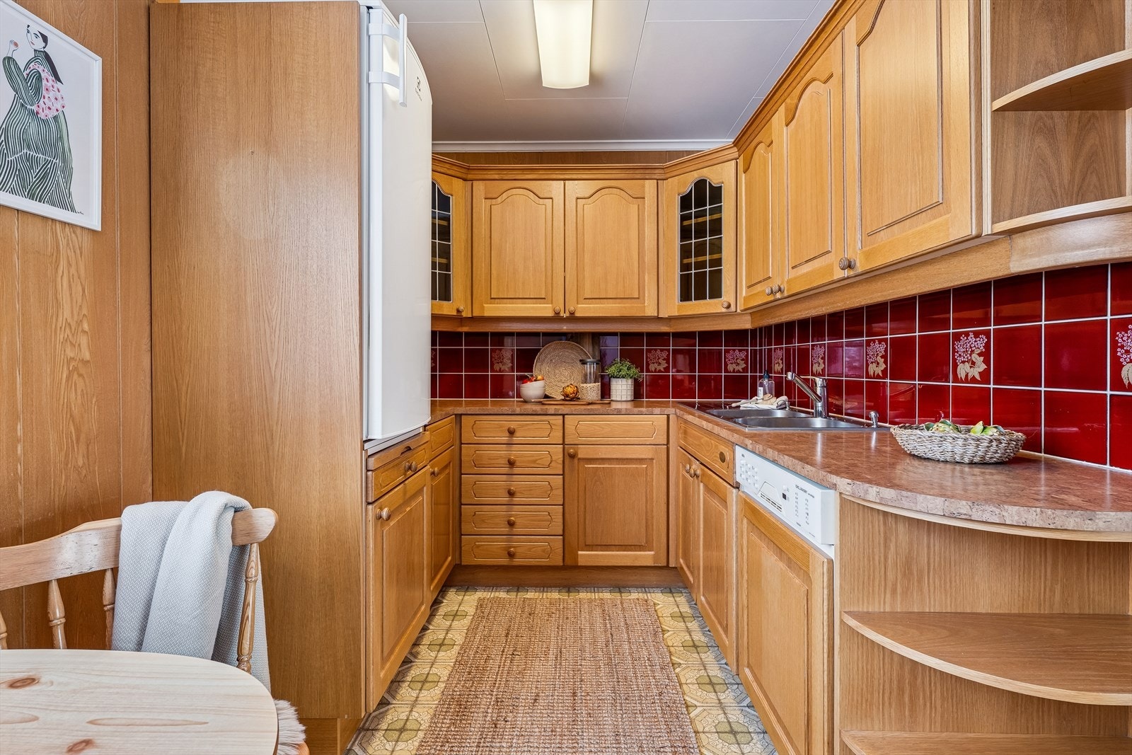 Kjøkkenet har en laminert innredning med profilerte fronter og integrert oppvaskmaskin. Galleribilde