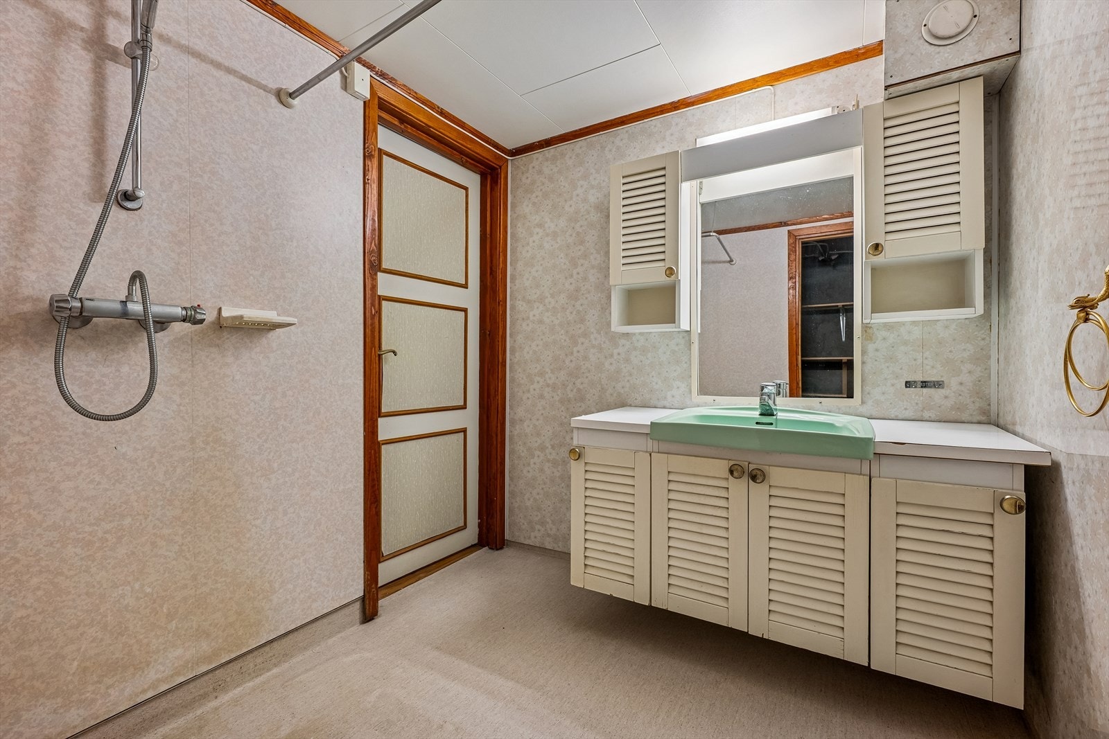 Badet i kjelleren er utstyrt med dusj, servant med underskap og mekanisk avtrekk. Galleribilde