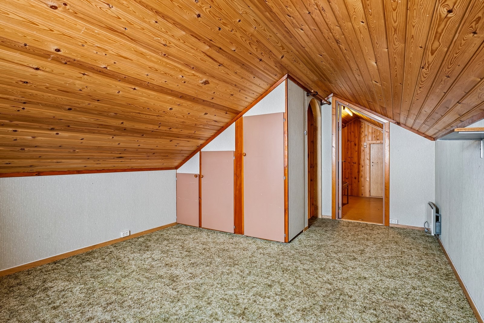 Loftsetasjen er innredet med plassbygde skap som gir gode oppbevaringsmuligheter. Galleribilde