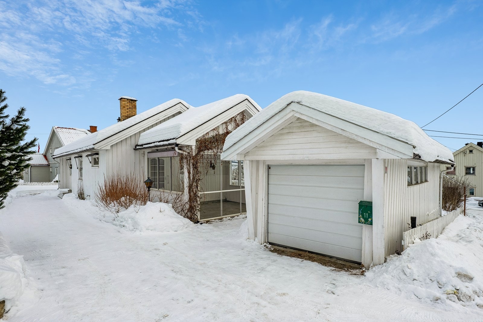 Eiendommen har en frittstående garasje på 26 m² med innlagt strøm og bod. Galleribilde