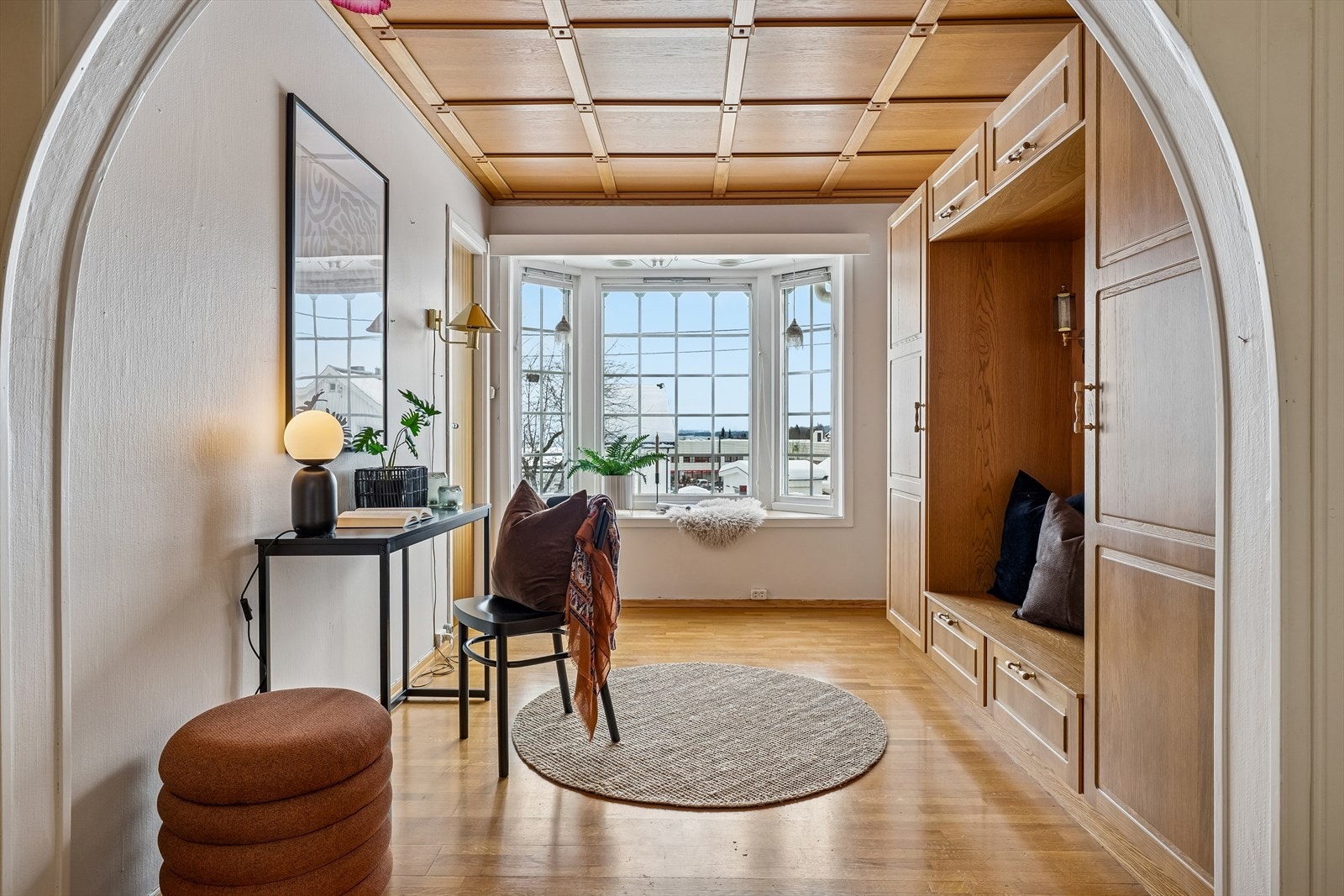 Tidligere soverom med plassbygd garderobeløsning og et karnappvindu. Galleribilde