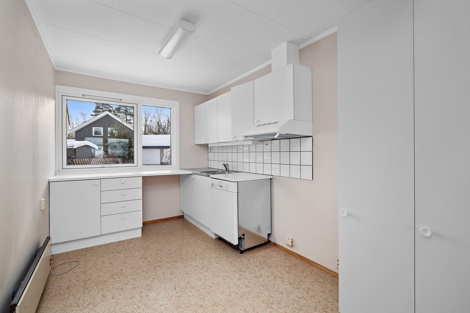 En kjøkkenventilator med kullfilter sørger for utlufting under matlagingen. Galleribilde