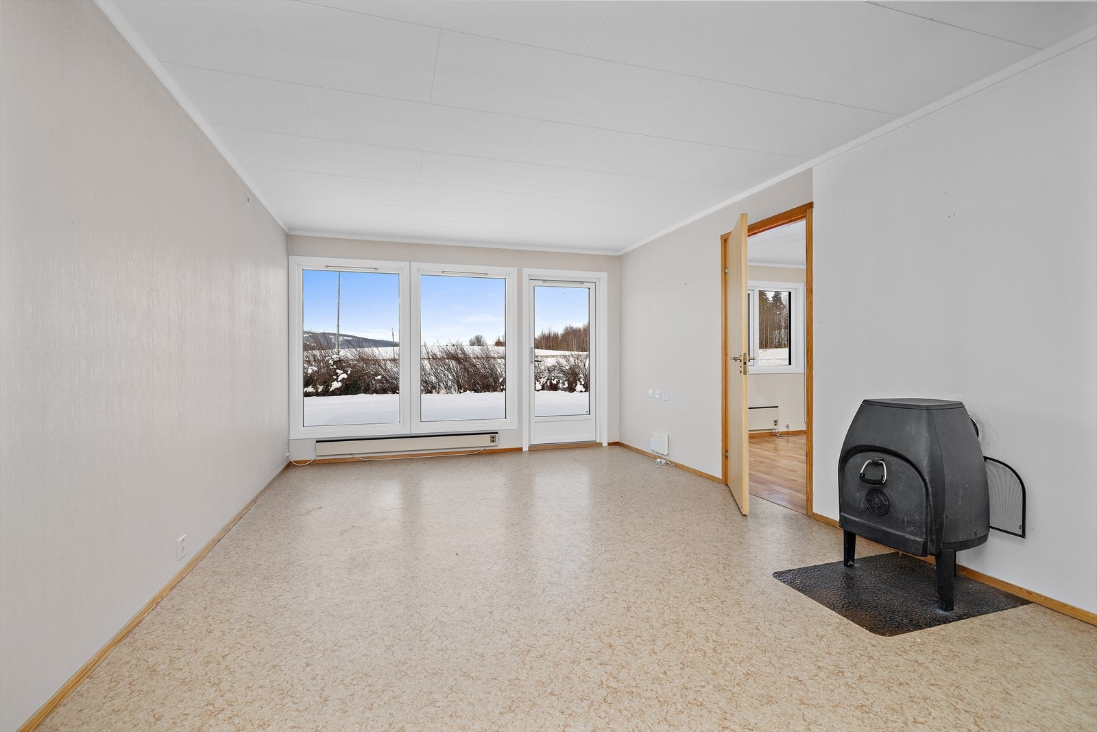 En elementpipe med ildsted i stuen gir ekstra varme og en lun atmosfære. Galleribilde