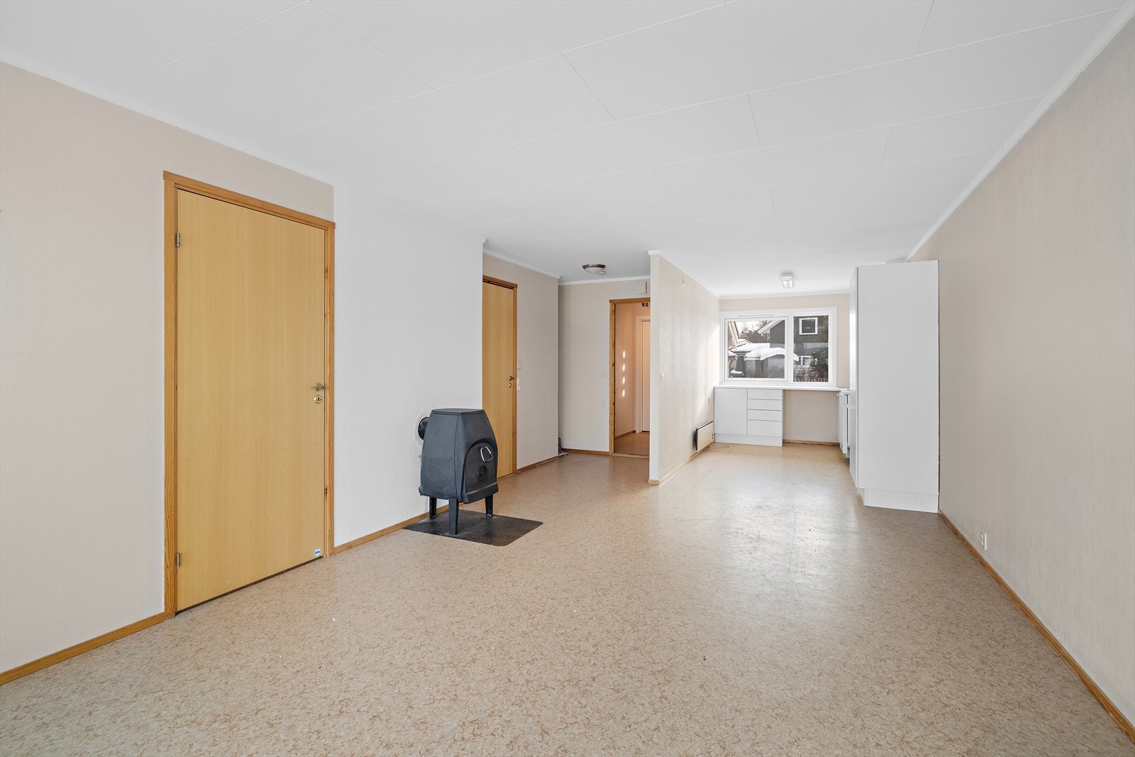 Stuen og kjøkkenet utgjør et sosialt allrom med plass til både sofagruppe og spisebord. Galleribilde