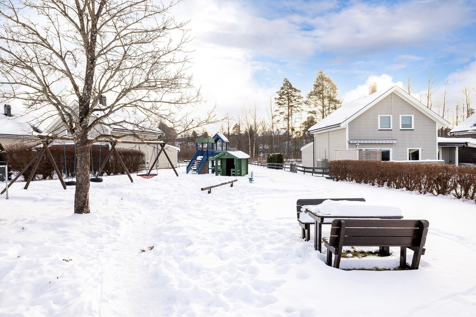 Borettslaget har fine fellesarealer med lekeplass og sittegrupper, ideelt for barnefamilier. Galleribilde