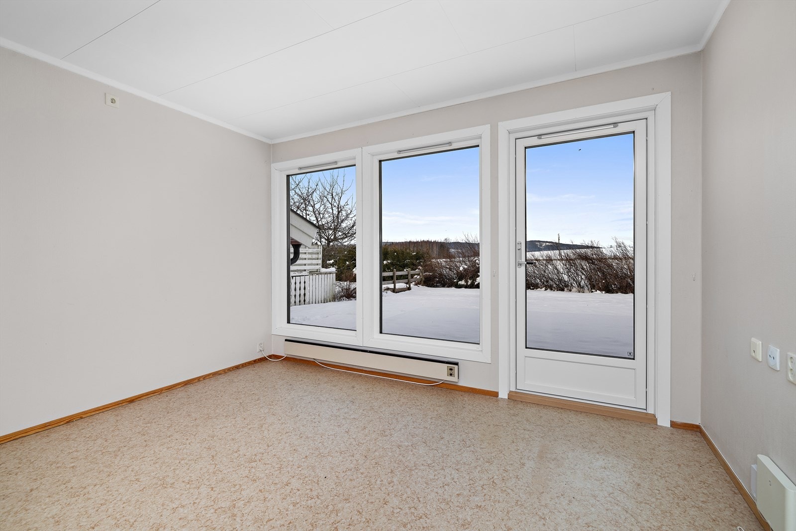 Fra stuen er det direkte utgang til en nordvest-vendt terrasse på 28 m². Galleribilde