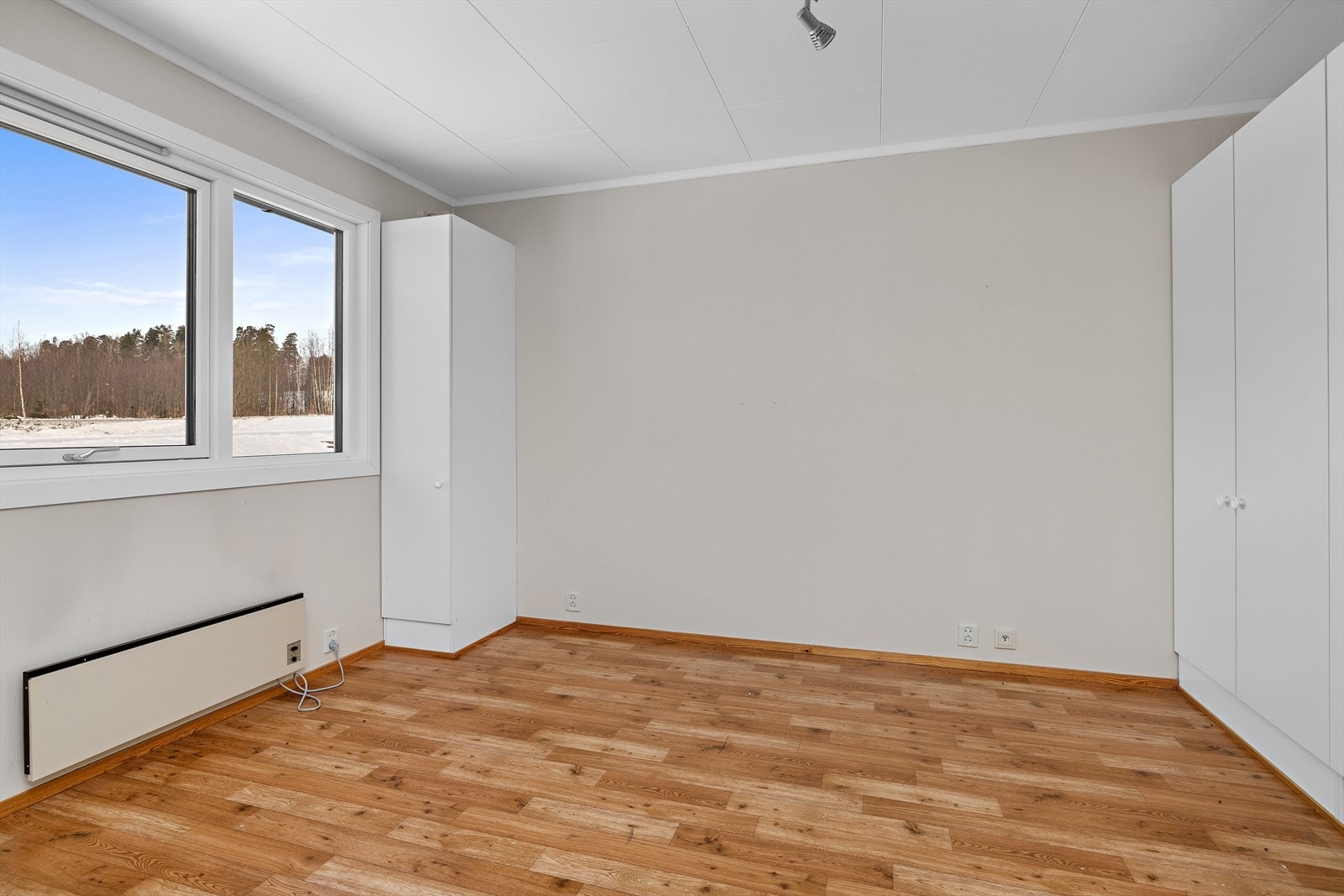 Monterte garderobeskap på soverommene fra byggeår. Galleribilde