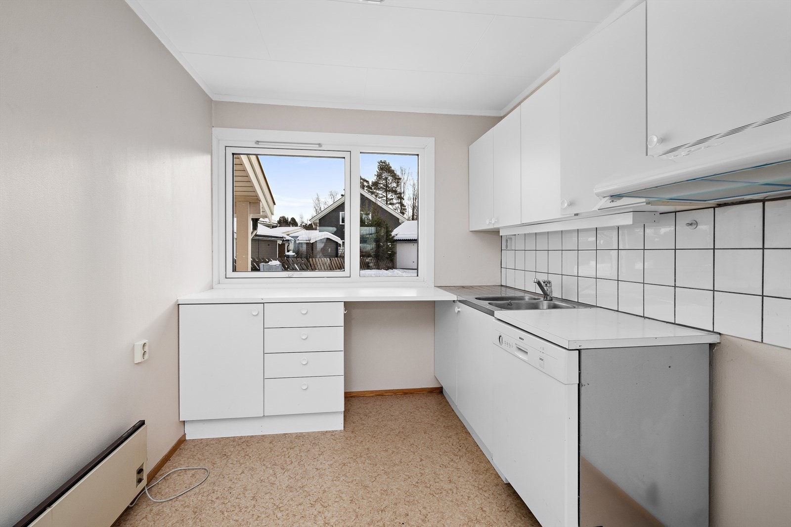 Kjøkkenet er fra byggeår og har enkel standard Galleribilde