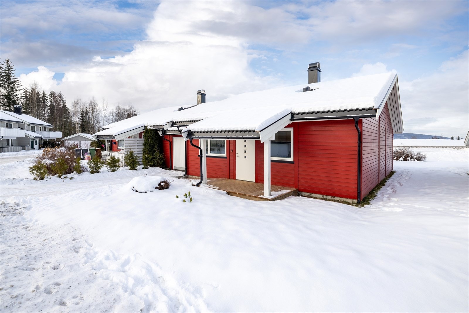 Boligen har et overbygget inngangsparti med rampe. Galleribilde