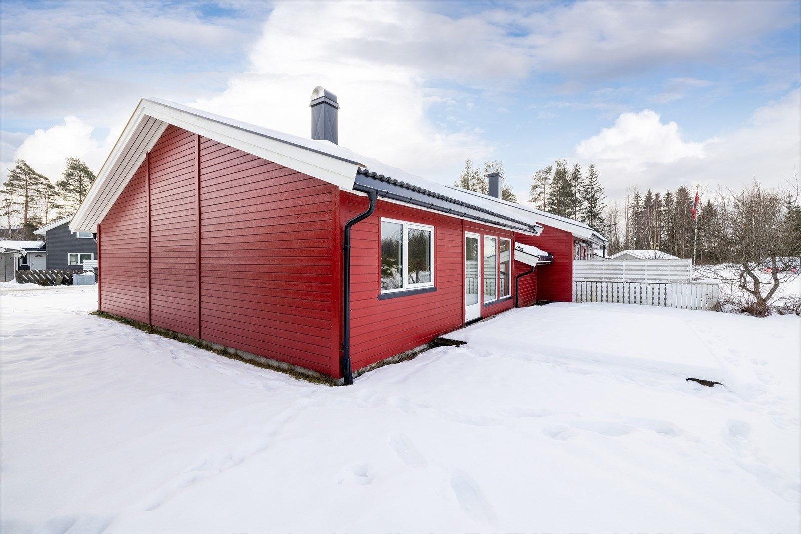 Boligen har en fasade med liggende kledning og tak tekket med betongtakstein. Galleribilde