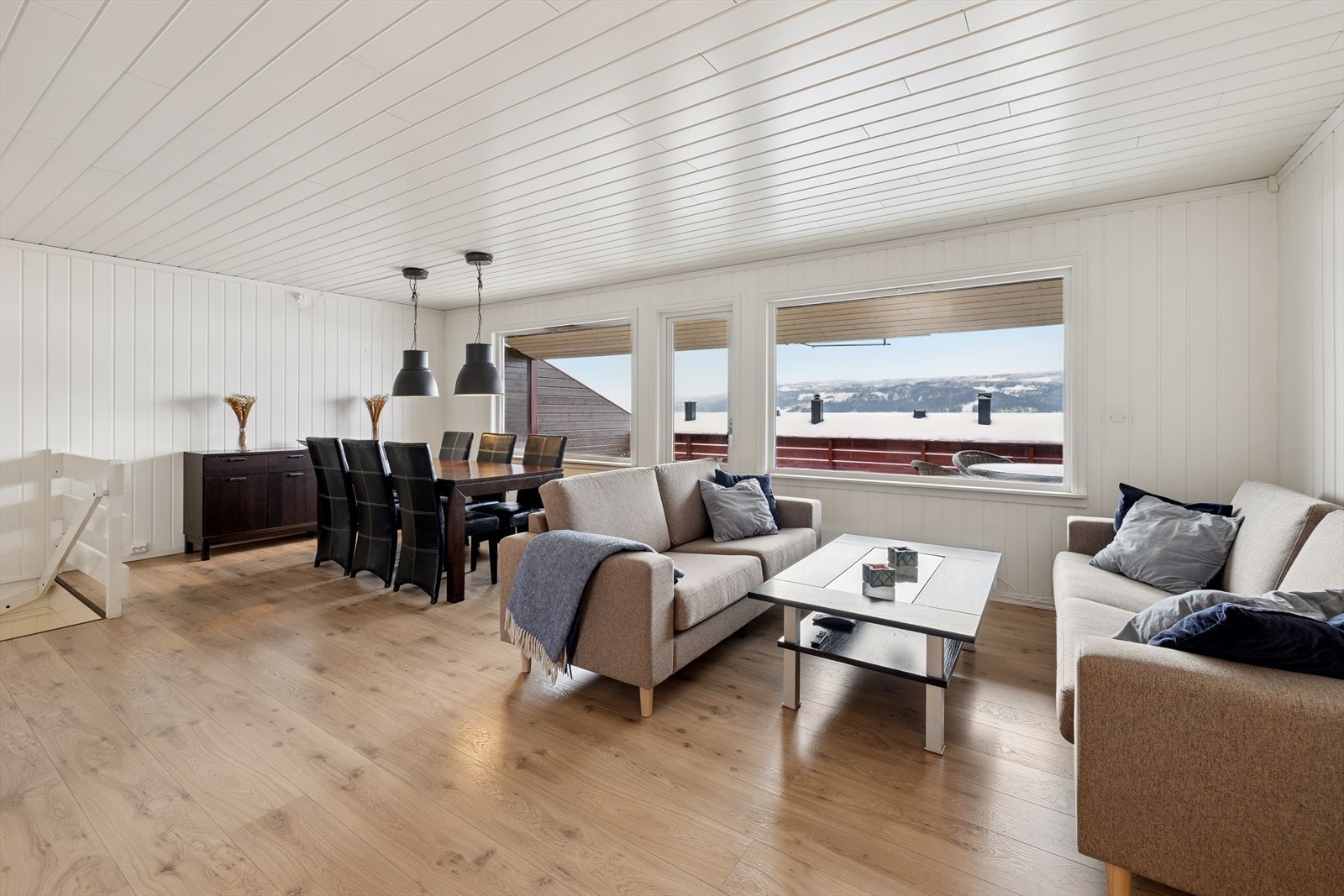 Store vindusflater med utsyn. Her er det utgang til veranda. Galleribilde