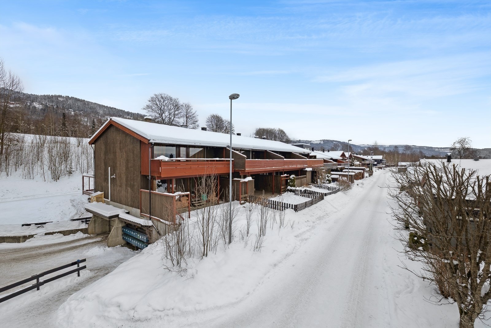 Dette er en flott rekkehus i barnevennlige og attraktive Ekromskogen i Nordre Ål. Kort vei til Nordre Ål skole, barnehager, dagligvare, busstopp m.m. Galleribilde
