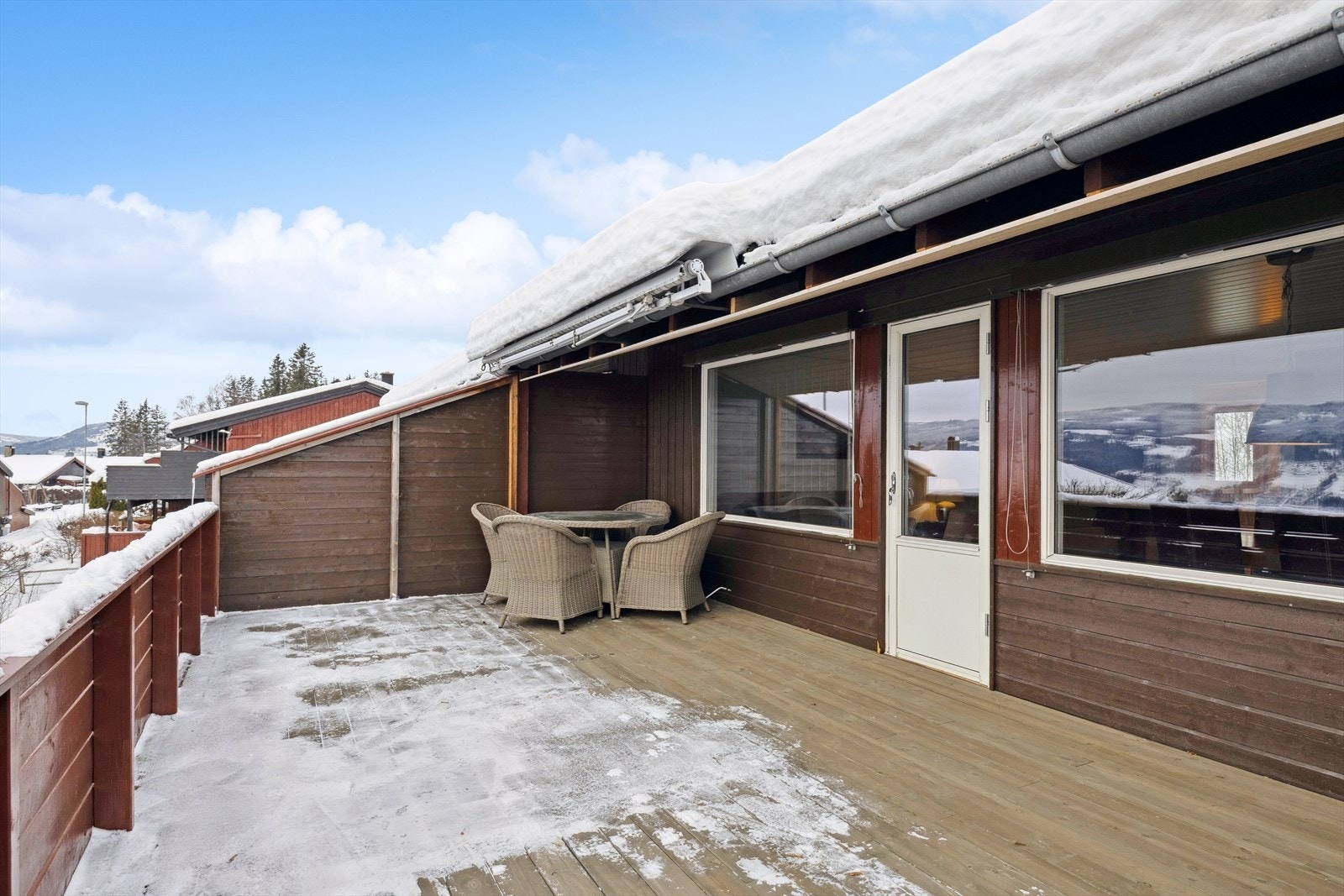 Stor veranda på ca. 26kvm med god plass til utemøbler. Galleribilde