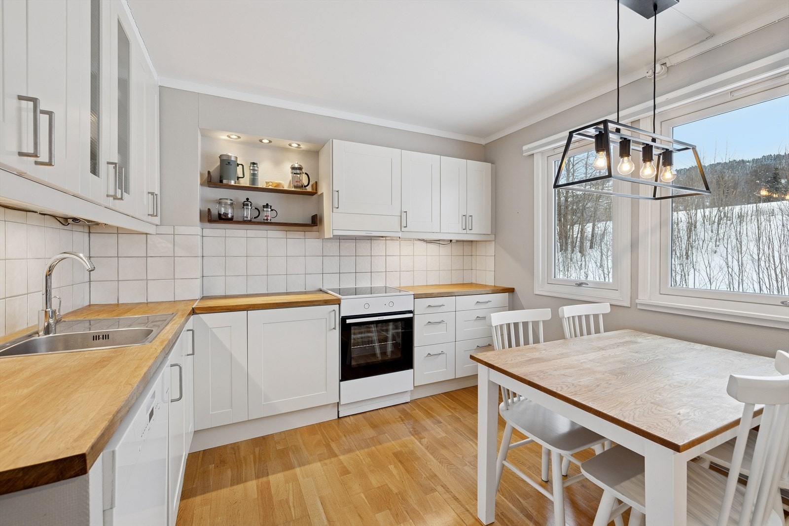 Plass til frittstående komfyr, oppvaskmaskin, kombiskap kjøl/frys. Galleribilde