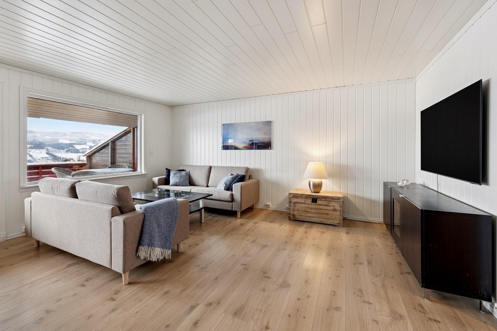 Innbydende stue med god plass til sofagruppe og annet ønsket innventar. Galleribilde