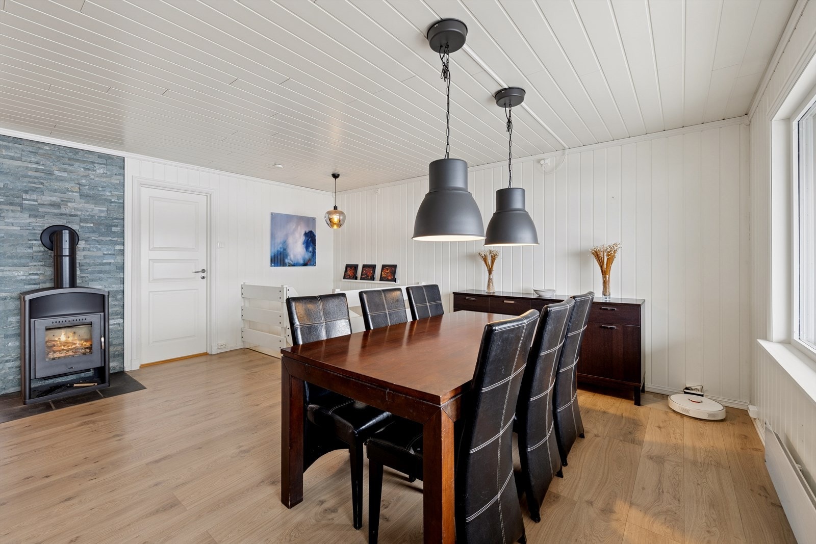 God plass til spisebord der man kan samle familie og venner til hyggelige sammenkomster. Galleribilde