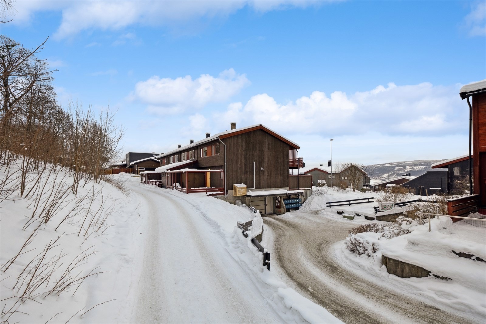 Boligen ligger fint til i feltet med god intern beliggenhet, nydelige utsiktsforhold mot bl. a. Mjøsa og fine uteplasser. Galleribilde