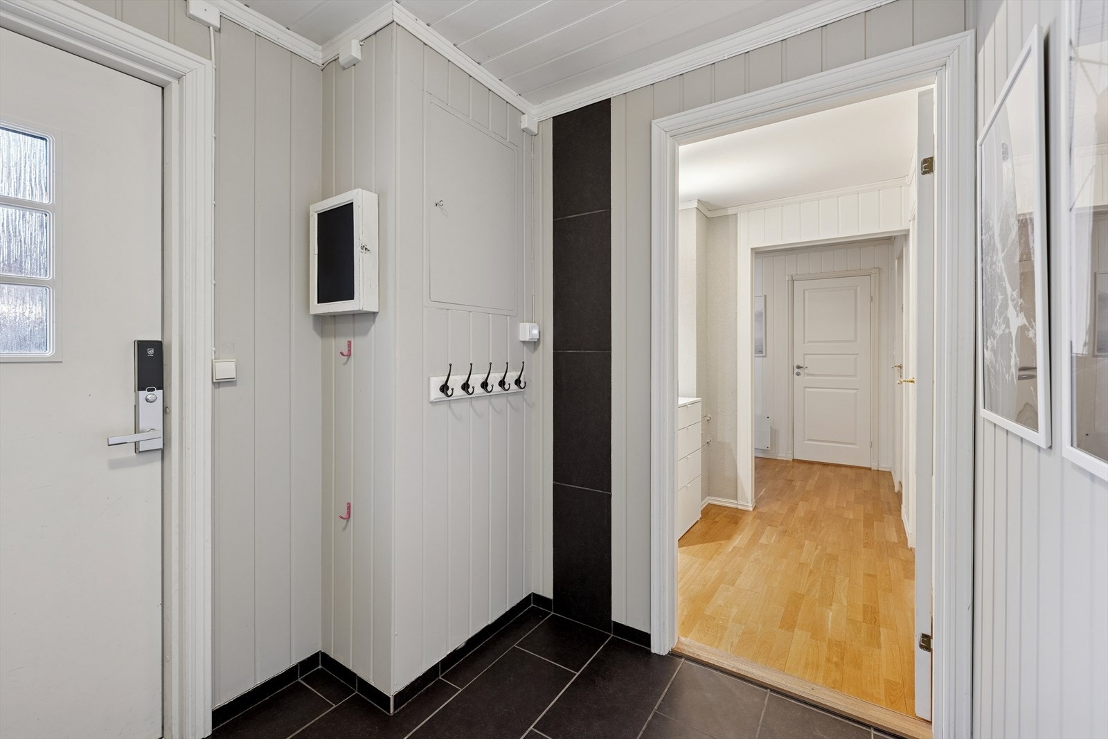 Velkommen inn i en lys og trivelig entré med gulvvarme. Her er det gode muligheter for oppbevaring i en praktisk skyvedørsgarderobe. Galleribilde