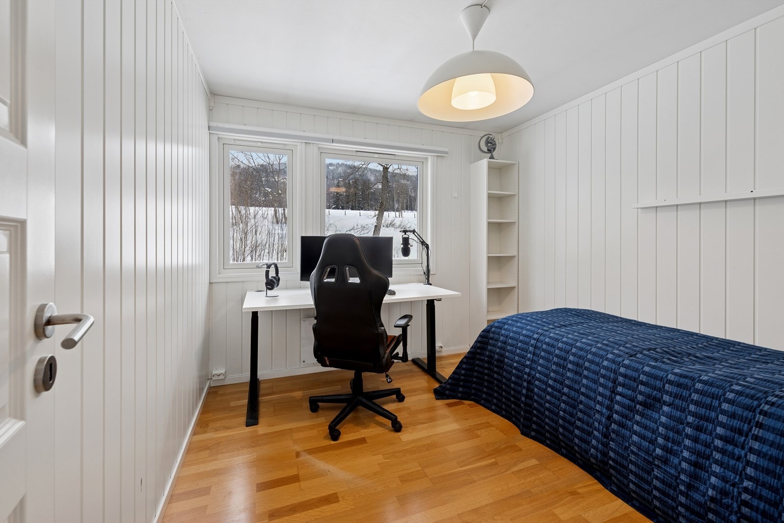 Boligen har totalt tre soverom av god størrelse. Soverom 1 med god plass til seng og annet ønskelig møblement. Galleribilde